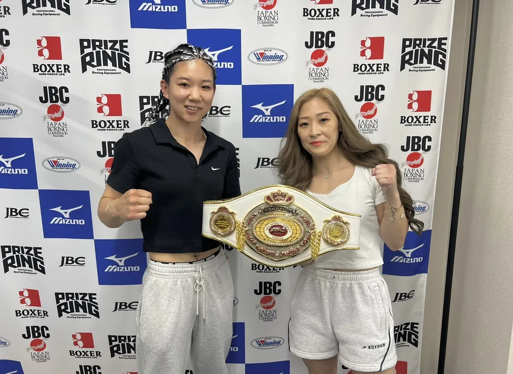 廣本江瑠香と、日本王座のベルトを挟んで